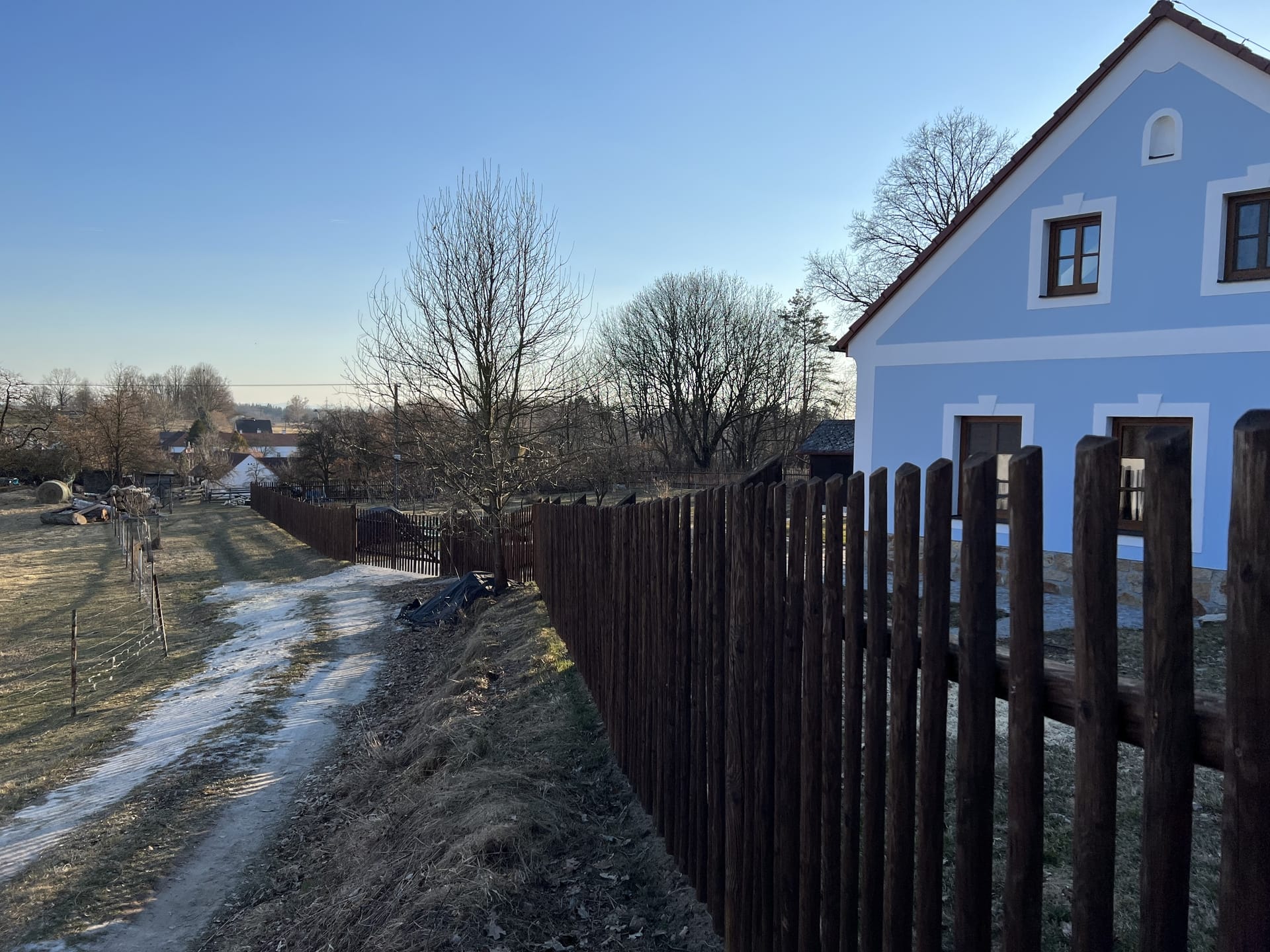 Obrázek 2 / Dřevěné ploty - ručně opracovaný   - realizace Žíteč 5-2022